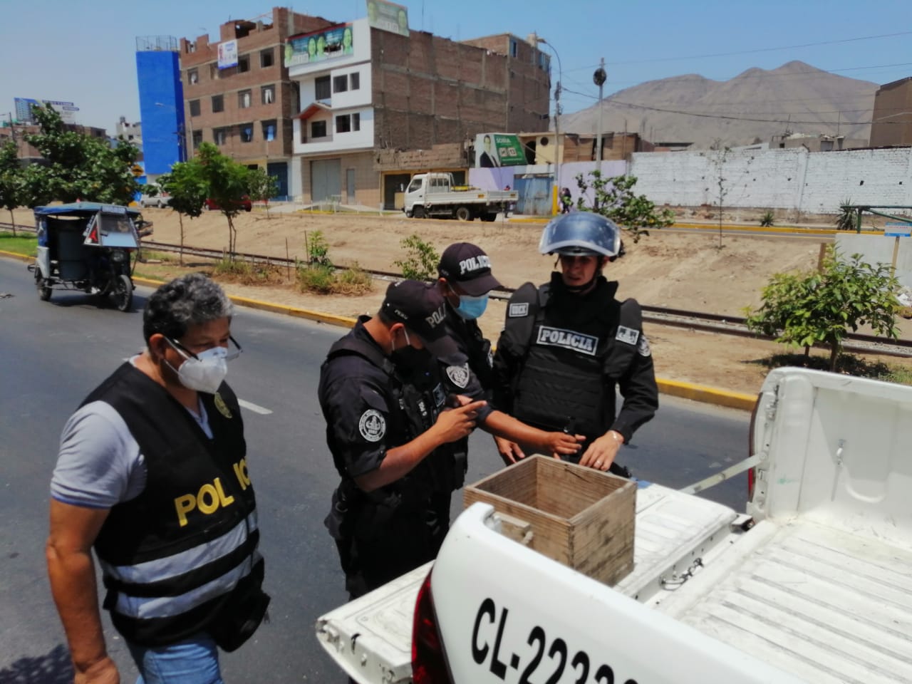 À Lima, des spécialistes en explosifs ont saisi deux grenades non explosées sur une place publique grâce à une piste transmise durant l’opération.